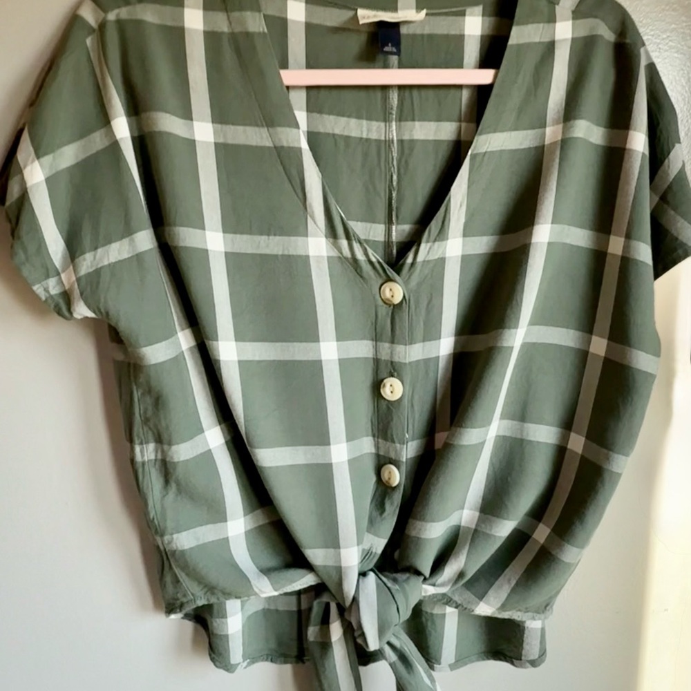 Universal Thread Shortsleeved Top